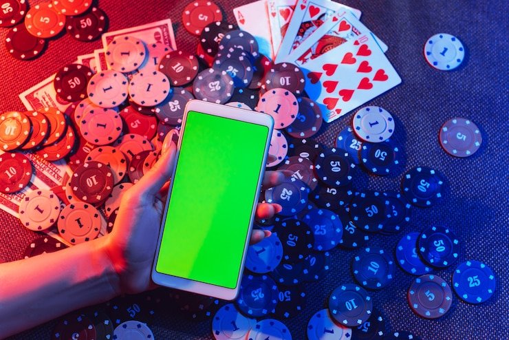 Perbandingan antarmuka aplikasi dan browser rise138 di layar smartphone